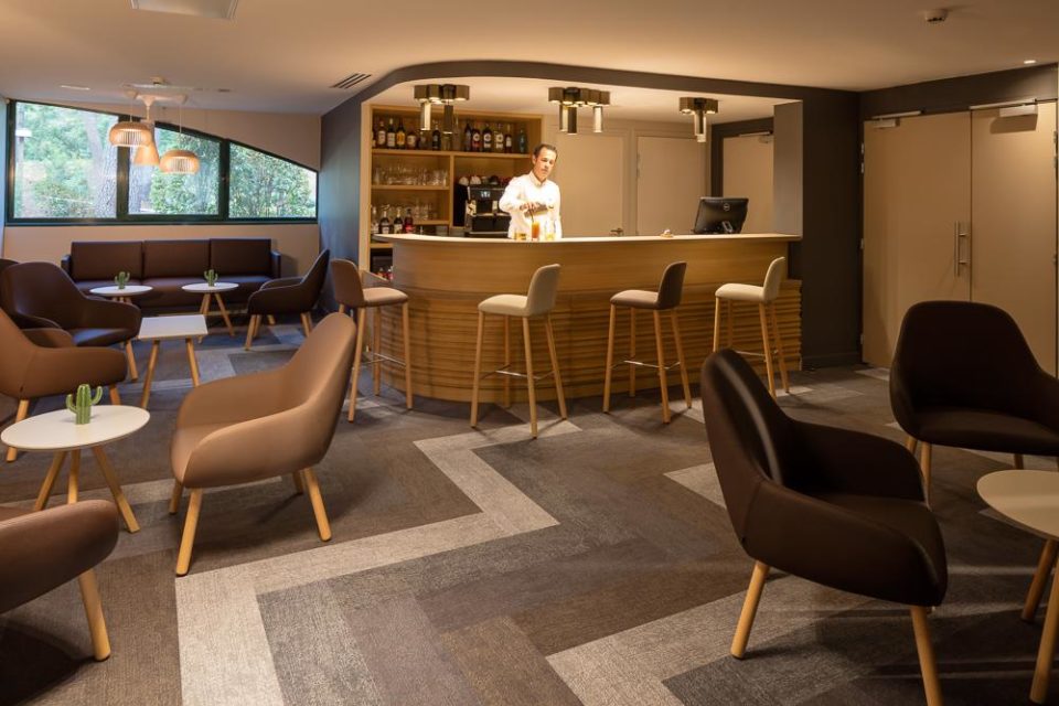 Hôtel Lacanau - l'espace bar aménagé par NBS - Mobilier EHPAD pour satisfaire la clientèle d'un Hôtel 4*