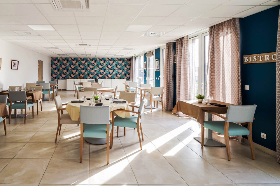 Résidence Senior Libourne - espace repas aménagé avec du mobilier EHPAD design